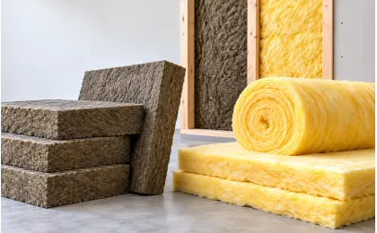 Plăci din vată minerală bazaltică și role și plăci din vată minerală de sticlă prezentate comparativ